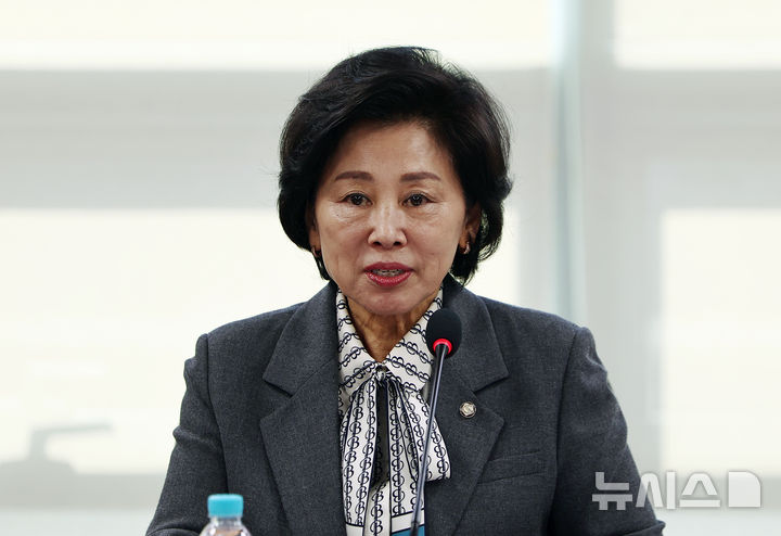 [서울=뉴시스] 김명년 기자 = 남인순 더불어민주당 연금개혁특별위원장이 25일 오전 서울 여의도 국회 의원회관에서 열린 전체회의에서 모두발언하고 있다. 2026.02.25. kmn@newsis.com