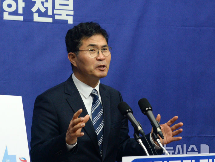 [전주=뉴시스] 김얼 기자 = 이원택 더불어민주당(군산시김제시부안을) 국회의원이 25일 전북 전주시 전북특별자치도의회 기자회견장에서 현안 관련 기자회견을 열고 기자들의 질의에 답변하고 있다. 2026.02.25. pmkeul@newsis.com