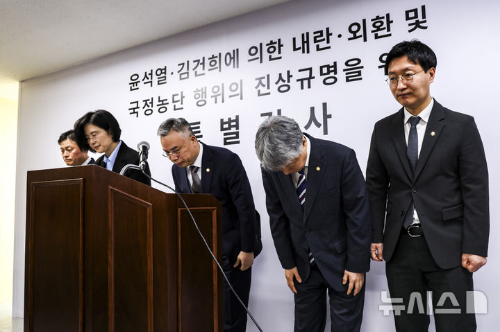 [과천=뉴시스] 정병혁 기자 = 2차 종합특별검사팀의 권영빈 특검보가 과거 방용철 전 쌍방울 그룹 부회장과 이화영 전 경기도 평화부지사를 변호한 이력을 두고 공정성 논란이 커지는 가운데, 특검팀이 담당 특검보를 변경했다. 사진(오른쪽 두 번째)은 권 특검보. 2026.04.16. jhope@newsis.com