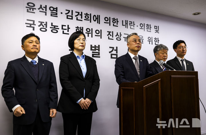 [과천=뉴시스] 정병혁 기자 = 권창영(가운데) 2차 종합특검팀 특별검사가 25일 경기 과천시 2차 종합특검팀 사무실에서 특검보와 대변인을 소개한 뒤 입장문을 발표하고 있다. 2026.02.25. jhope@newsis.com