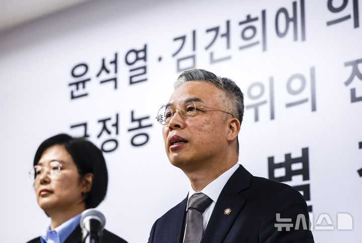 [과천=뉴시스] 정병혁 기자 = 권창영 2차 종합특검팀 특별검사가 25일 경기 과천시 2차 종합특검팀 사무실에서 특검보와 대변인을 소개한 뒤 입장문을 발표하고 있다. 2026.02.25. jhope@newsis.com