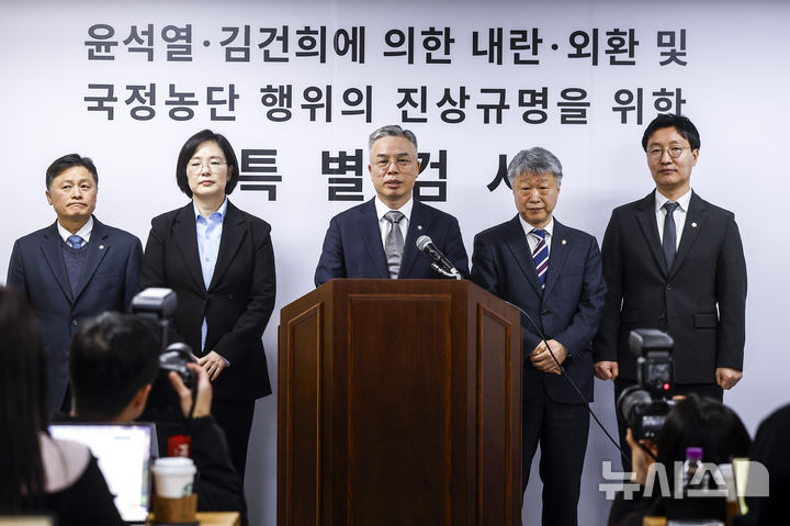 [과천=뉴시스] 정병혁 기자 = 권창영(가운데) 2차 종합특검팀 특별검사가 25일 경기 과천시 2차 종합특검팀 사무실에서 특검보와 대변인을 소개한 뒤 입장문을 발표하고 있다. 2026.02.25. jhope@newsis.com