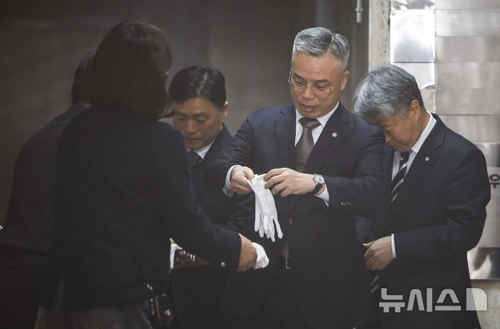 [과천=뉴시스] 정병혁 기자 = 권창영 2차 종합특검팀 특별검사를 비롯한 특검보들이 25일 경기 과천시 2차 종합특검팀 사무실 앞에서 열린 현판식에 참석하고 있다. 2026.02.25. jhope@newsis.com