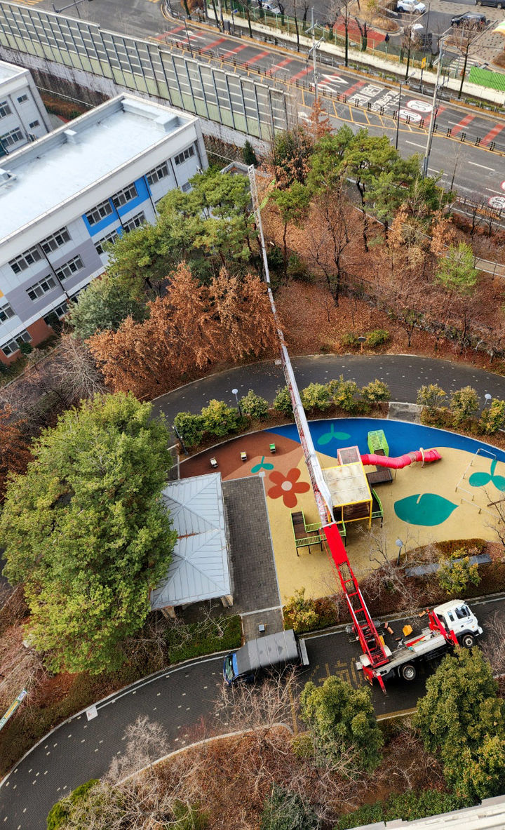 '하마터면' 쓰러진 사다리차 놀이터 덮쳐…인명피해 없어