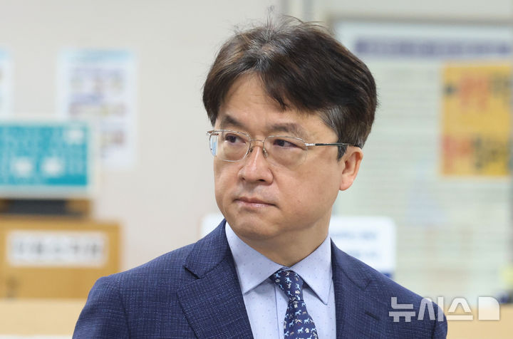 [서울=뉴시스] 황준선 기자 = 수십억원대의 회삿돈을 유용한 혐의를 받는 박현종 전 BHC 회장이 첫 재판에서 혐의를 모두 부인했다. 사진은 박현종 전 BHC회장이 25일 오전 서울 서초구 서울중앙지방법원에서 열린 1차 공판에 출석하고 있다. (공동취재) 2026.02.25. photo@newsis.com