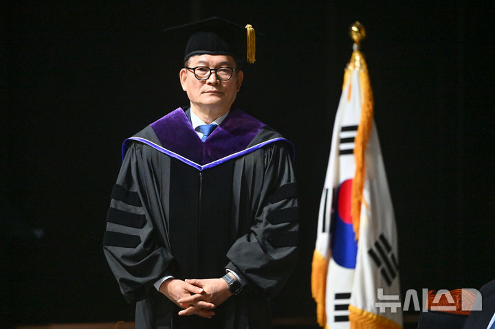 [광주=뉴시스] 이영주 기자 = 송영길 전 더불어민주당 당대표가 25일 오전 광주 동구 조선대학교 해오름관에서 열린 2025학년도 대학원 석·박사 학위수여식에 참여해 축사와 석좌교수 임명식을 기다리고 있다. 2026.02.25. leeyj2t78@newsis.com