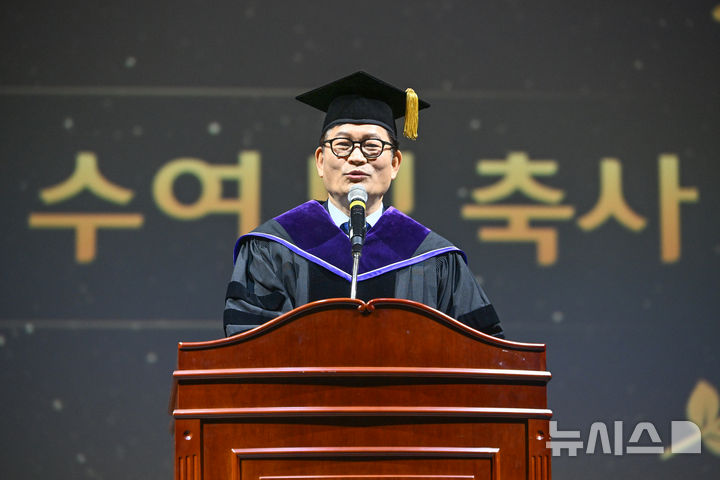 [광주=뉴시스] 이영주 기자 = 송영길(오른쪽) 전 더불어민주당 당대표가 25일 오전 광주 동구 조선대학교 해오름관에서 열린 2025학년도 대학원 석·박사 학위수여식에 참여해 축사하고 있다. 2026.02.25. leeyj2t78@newsis.com