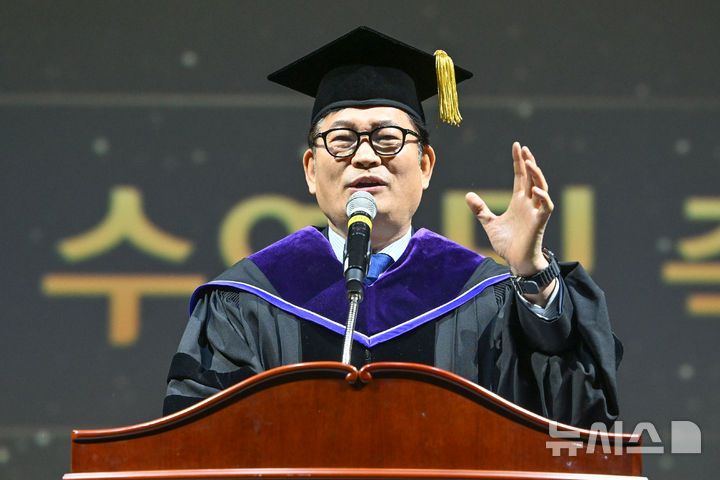 [광주=뉴시스] 이영주 기자 = 송영길(오른쪽) 전 더불어민주당 당대표가 25일 오전 광주 동구 조선대학교 해오름관에서 열린 2025학년도 대학원 석·박사 학위수여식에 참여해 축사하고 있다. 2026.02.25. leeyj2t78@newsis.com