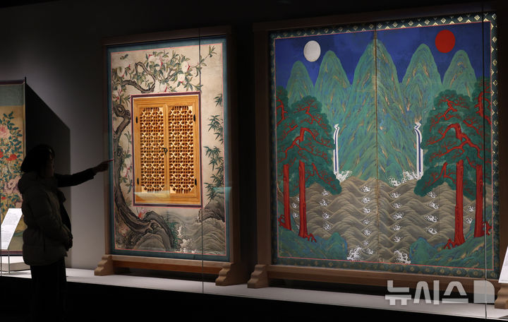 [서울=뉴시스] 배훈식 기자 = 국립중앙박물관 서화실 재개관 언론공개회 참가자들이 25일 오전 서울 용산구 국립중앙박물관 서화실 전시품을 관람하고 있다. 오는 26일 개관하는 국립중앙박물관 서화실에는 겸재 정선의 '신묘년풍악도첩'(보물) 등 70건의 작품이 전시된다. 2026.02.25. dahora83@newsis.com