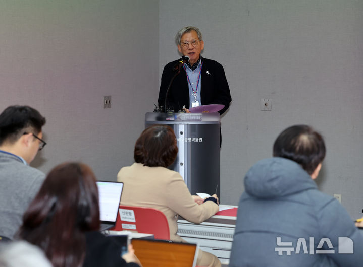 [서울=뉴시스] 배훈식 기자 = 유홍준 국립중앙박물관장이 25일 오전 서울 용산구 국립중앙박물관에서 열린 서화실 재개관 언론공개회에서 발언하고 있다. 2026.02.25. dahora83@newsis.com
