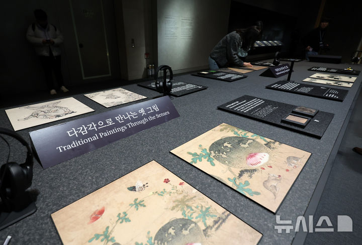 [서울=뉴시스] 배훈식 기자 = 국립중앙박물관 서화실 재개관 언론공개회 참가자들이 25일 오전 서울 용산구 국립중앙박물관 서화실 전시품을 관람하고 있다. 오는 26일 개관하는 국립중앙박물관 서화실에는 겸재 정선의 '신묘년풍악도첩'(보물) 등 70건의 작품이 전시된다. 2026.02.25. dahora83@newsis.com