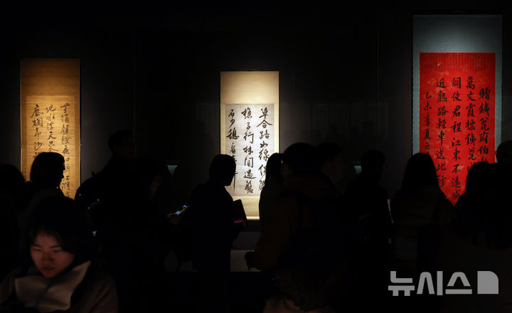 [서울=뉴시스] 배훈식 기자 = 국립중앙박물관 서화실 재개관 언론공개회 참가자들이 25일 오전 서울 용산구 국립중앙박물관 서화실 전시품을 관람하고 있다. 오는 26일 개관하는 국립중앙박물관 서화실에는 겸재 정선의 '신묘년풍악도첩'(보물) 등 70건의 작품이 전시된다. 2026.02.25. dahora83@newsis.com