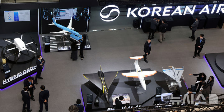  [부산=뉴시스] 하경민 기자 = 아시아 대표 드론 전시회인 'DSK 2026'(드론쇼 코리아)가 개막한 25일 부산 해운대구 벡스코 제1전시장에서 관람객들이 피지컬 AI 아음속무인기를 비롯해 AI 소형 다목적무인기, 소형 타격무인기, 통신중계드론 등을 구경하고 있다.   27일까지 열리는 이번 행사에는 23개국 318개사가 참가해 드론·무인체계 분야 최신 기술을 소개한다. 더불어 국제컨퍼런스와 비즈니스 교류의 장도 마련된다. 2026.02.25. yulnetphoto@newsis.com