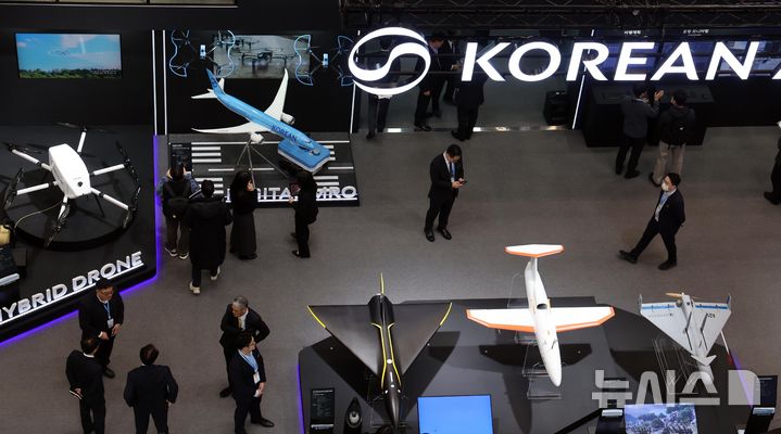  [부산=뉴시스] 하경민 기자 = 아시아 대표 드론 전시회인 'DSK 2026'(드론쇼 코리아)가 개막한 25일 부산 해운대구 벡스코 제1전시장에서 관람객들이 피지컬 AI 아음속무인기를 비롯해 AI 소형 다목적무인기, 소형 타격무인기, 통신중계드론 등을 구경하고 있다.&nbsp; 27일까지 열리는 이번 행사에는 23개국 318개사가 참가해 드론·무인체계 분야 최신 기술을 소개한다. 더불어 국제컨퍼런스와 비즈니스 교류의 장도 마련된다. 2026.02.25. yulnetphoto@newsis.com
