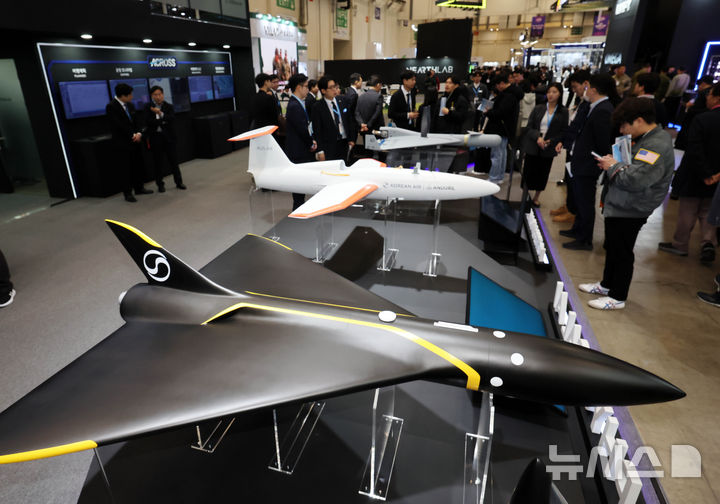  [부산=뉴시스] 하경민 기자 = 아시아 대표 드론 전시회인 'DSK 2026'(드론쇼 코리아)가 개막한 25일 부산 해운대구 벡스코 제1전시장에서 관람객들이 피지컬 AI 아음속무인기를 비롯해 AI 소형 다목적무인기, 소형 타격무인기, 통신중계드론 등을 구경하고 있다.&nbsp; 27일까지 열리는 이번 행사에는 23개국 318개사가 참가해 드론·무인체계 분야 최신 기술을 소개한다. 더불어 국제컨퍼런스와 비즈니스 교류의 장도 마련된다. 2026.02.25. yulnetphoto@newsis.com