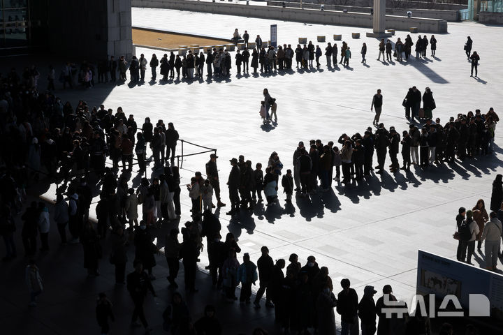 [서울=뉴시스] 배훈식 기자 = 25일 오전 서울 용산구 국립중앙박물관을 찾은 관람객들이 길게 줄지어 서 있다. 올해 1~2월 누적 관람객은 115만 8,898명으로, 전년 동기(83만 4213명)보다 약 38.9% 증가했다. 2026.02.25. dahora83@newsis.com