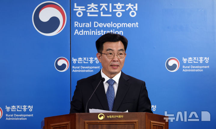 [세종=뉴시스] 강종민 기자 = 성제훈 농촌진흥청 국립농업과학원장이 25일 세종시 정부세종청사에서 작물 재배 기간에 따라 비료 용출 기간을 제어할 수 있고, 토양에 남는 플라스틱 문제도 최소화할 수 있는 생분해성 수지 코팅 기술을 접목한 완효성 비료를 개발했다고 밝히고 있다. 2026.02.25. ppkjm@newsis.com