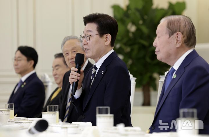 [서울=뉴시스] 최동준 기자 = 이재명 대통령이 25일 청와대에서 열린 더불어민주당 상임고문단 오찬 간담회에서 발언하고 있다. 2026.02.25. photocdj@newsis.com