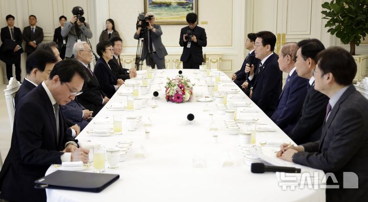 [서울=뉴시스] 최동준 기자 = 이재명 대통령이 25일 청와대에서 열린 더불어민주당 상임고문단 오찬 간담회에서 발언하고 있다. 2026.02.25. photocdj@newsis.com