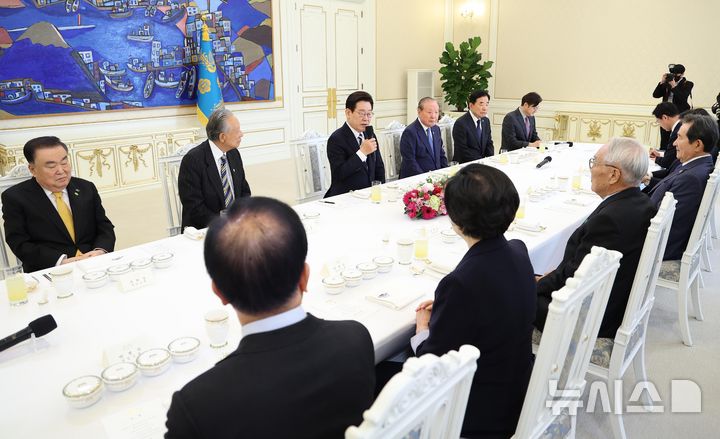 [서울=뉴시스] 최동준 기자 = 이재명 대통령이 25일 청와대에서 열린 더불어민주당 상임고문단 오찬 간담회에서 발언하고 있다. 2026.02.25. photocdj@newsis.com