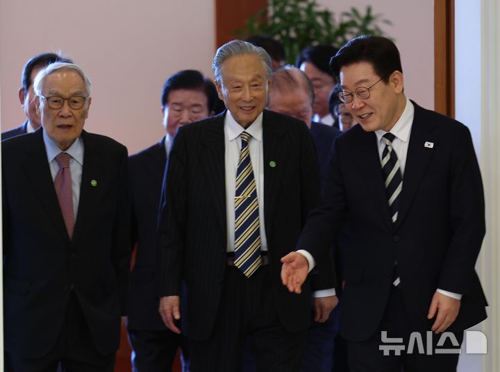 [서울=뉴시스] 최동준 기자 = 이재명 대통령이 25일 청와대에서 열린 더불어민주당 상임고문단 오찬 간담회에 입장하고 있다. 2026.02.25. photocdj@newsis.com