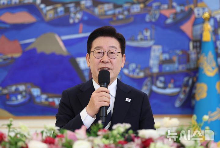 [서울=뉴시스] 최동준 기자 = 이재명 대통령이 25일 청와대에서 열린 더불어민주당 상임고문단 오찬 간담회에서 발언하고 있다. 2026.02.25. photocdj@newsis.com