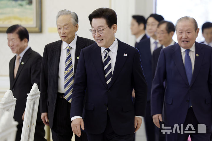 [서울=뉴시스] 최동준 기자 = 이재명 대통령이 25일 청와대에서 더불어민주당 상임고문단과 오찬 간담회를 위해 입장하고 있다. 2026.02.25. photocdj@newsis.com