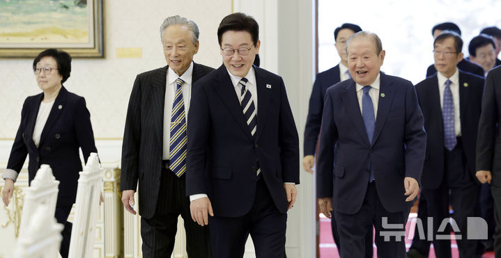 [서울=뉴시스] 최동준 기자 = 이재명 대통령이 25일 청와대에서 더불어민주당 상임고문단과 오찬 간담회를 위해 입장하고 있다. 2026.02.25. photocdj@newsis.com