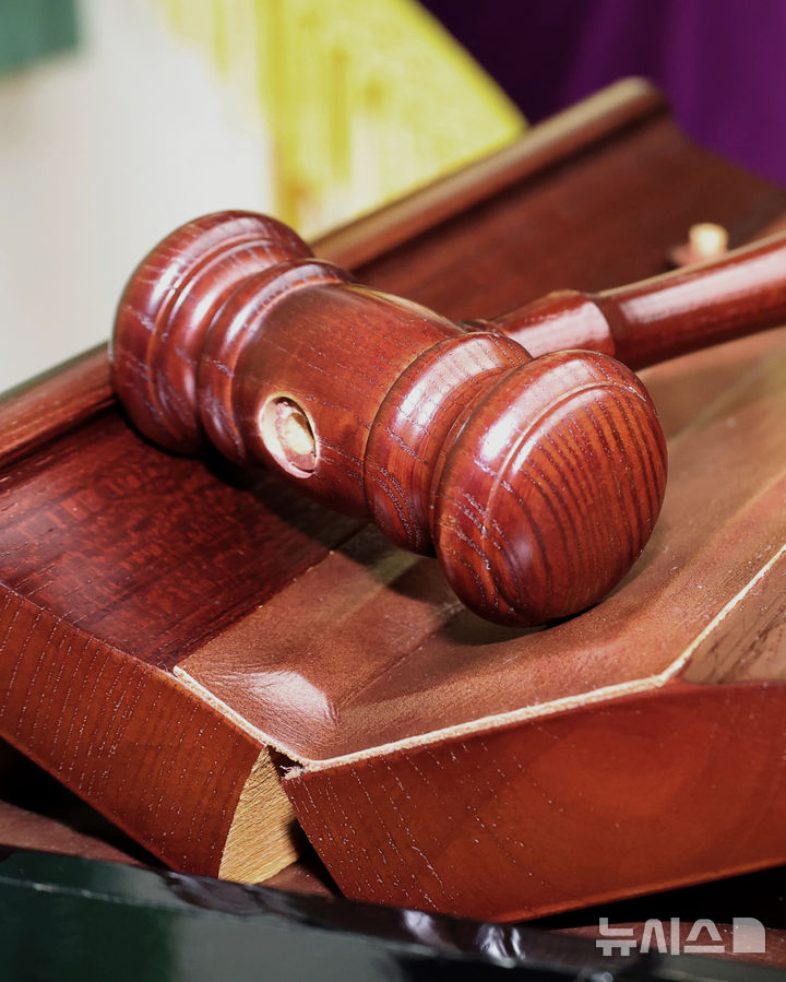 [서울=뉴시스] 김금보 기자 = 우원식 국회의장이 25일 서울 여의도 국회에서 국회기록원 제1호 기록물을 기증했다. 사진은 이날 우 의장이 기증한 의사봉과 의사봉판. 12·3 비상계엄 해제와 윤석열 전 대통령 탄핵소추안을 의결할 당시 사용하다 파손됐다. 2026.02.25. kgb@newsis.com