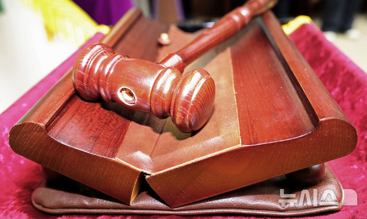 [서울=뉴시스] 김금보 기자 = 우원식 국회의장이 25일 서울 여의도 국회에서 국회기록원 제1호 기록물을 기증했다. 사진은 이날 우 의장이 기증한 의사봉과 의사봉판. 12·3 비상계엄 해제와 윤석열 전 대통령 탄핵소추안을 의결할 당시 사용하다 파손됐다. 2026.02.25. kgb@newsis.com