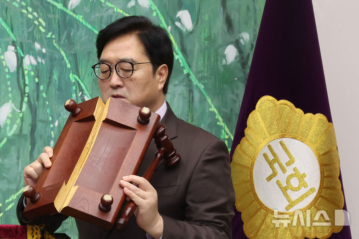 [서울=뉴시스] 김금보 기자 = 우원식 국회의장이 25일 서울 여의도 국회에서 열린 국회기록원 제1호 기록물 기증식에서 12·3 비상계엄 해제와 윤석열 전 대통령 탄핵소추안을 의결할 당시 사용하다 파손된 의사봉과 의사봉판을 보여주고 있다. 2026.02.25. kgb@newsis.com