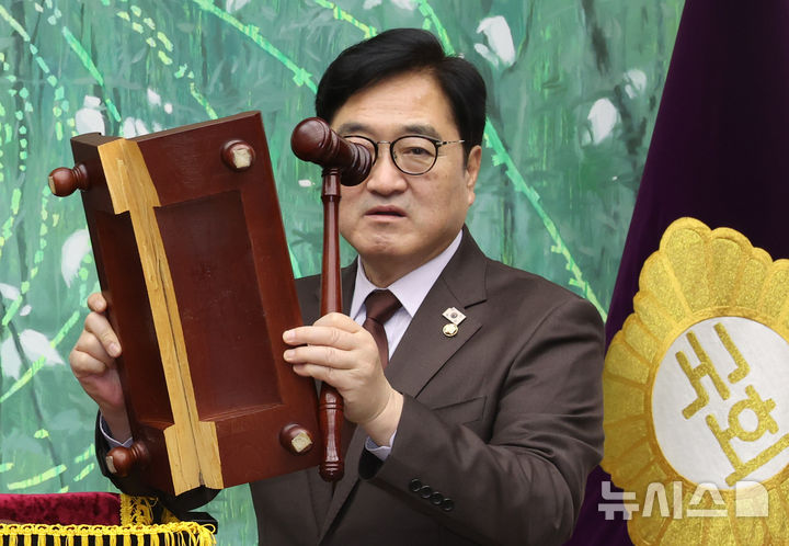 [서울=뉴시스] 김금보 기자 = 우원식 국회의장이 25일 서울 여의도 국회에서 열린 국회기록원 제1호 기록물 기증식에서 12·3 비상계엄 해제와 윤석열 전 대통령 탄핵소추안을 의결할 당시 사용하다 파손된 의사봉과 의사봉판을 보여주고 있다. 2026.02.25. kgb@newsis.com