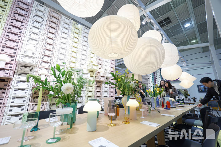 [서울=뉴시스] 김진아 기자 = 25일 서울 강남구 코엑스에서 열린 '2026 서울리빙디자인페어'에서 관람객들이 전시를 둘러보고 있다. 2026.02.25. bluesoda@newsis.com