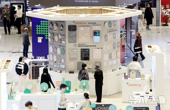 [서울=뉴시스] 김진아 기자 = 25일 서울 강남구 코엑스에서 열린 '2026 서울리빙디자인페어'에서 관람객들이 전시를 둘러보고 있다. 2026.02.25. bluesoda@newsis.com