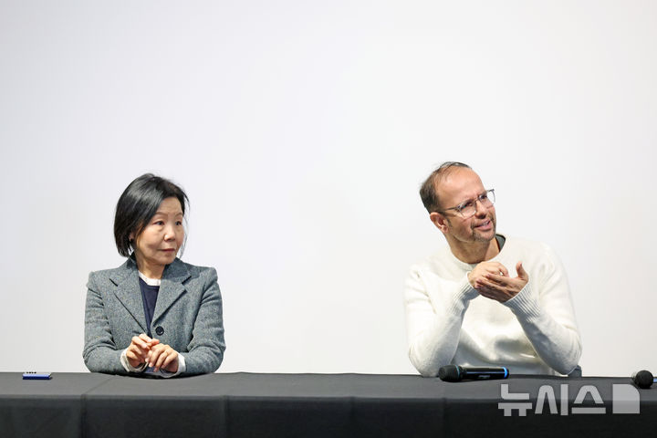 [서울=뉴시스] 박진희 기자 = 티노 세갈(Tino Seghal) 작가와 김성원 리움미술관 부관장이 25일 서울 용산구 리움미술관에서 국내 첫 개인전 언론공개회를 하고 있다. 2026.02.25. pak7130@newsis.com