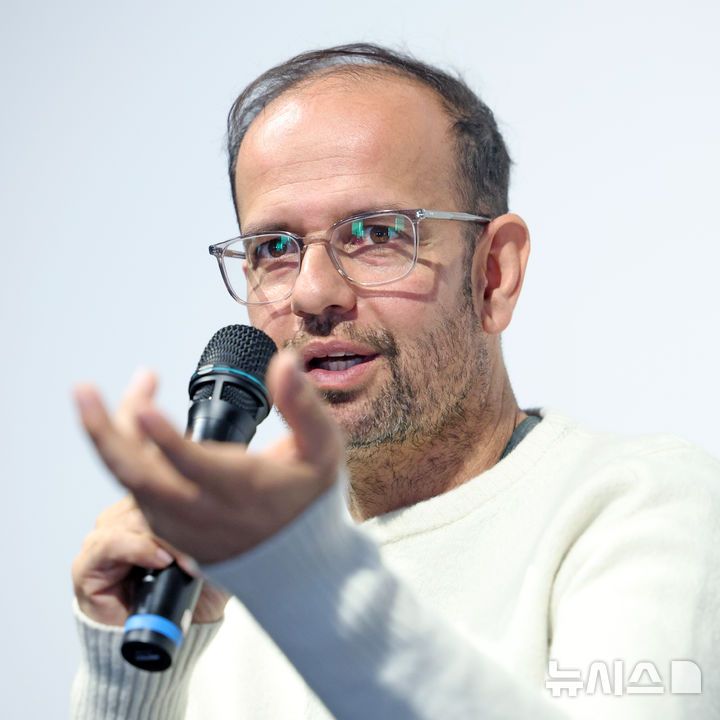 [서울=뉴시스] 박진희 기자 = 티노 세갈(Tino Seghal) 작가가 25일 서울 용산구 리움미술관에서 국내 첫 개인전 언론공개회를 하고 있다. 2026.02.25. pak7130@newsis.com