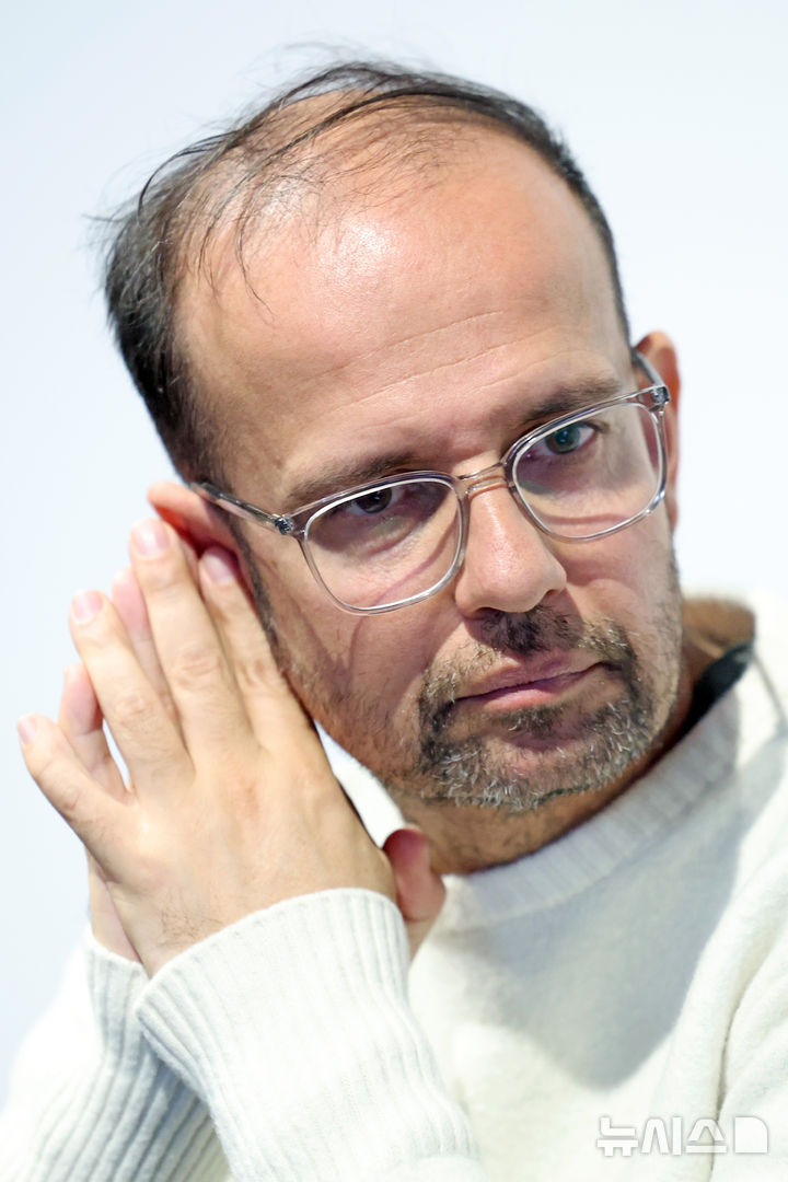 [서울=뉴시스] 박진희 기자 = 티노 세갈(Tino Seghal) 작가가 25일 서울 용산구 리움미술관에서 국내 첫 개인전 언론공개회를 하고 있다. 작가 세갈은 ‘물질적 대상이 없는 예술이 어떻게 존재할 수 있는가’를 화두로, 예술을 자본주의적 생상 방식에서 분리하여 기록이나 물질적 오브제도 생산하지 않는 비물질적인 가치의 독창적인 시각 작업을 하고 있다. 2026.02.25. pak7130@newsis.com