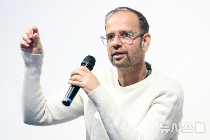 [서울=뉴시스] 박진희 기자 = 티노 세갈(Tino Seghal) 작가가 25일 서울 용산구 리움미술관에서 국내 첫 개인전 언론공개회를 하고 있다. 작가 세갈은 ‘물질적 대상이 없는 예술이 어떻게 존재할 수 있는가’를 화두로, 예술을 자본주의적 생상 방식에서 분리하여 기록이나 물질적 오브제도 생산하지 않는 비물질적인 가치의 독창적인 시각 작업을 하고 있다. 2026.02.25. pak7130@newsis.com