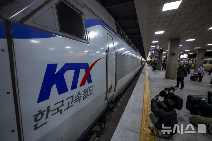 [서울=뉴시스] 정병혁 기자 = 25일 서울 강남구 수서역에 도착한 부산발 KTX가 승강장으로 들어서고 있다. 이날부터 국내 양대 고속철도인 KTX와 SRT의 통합을 앞두고 KTX 철도차량을 수서역에, SRT 철도차량을 서울역에 투입하는 시범 교차운행이 시작됐다. 2026.02.25. jhope@newsis.com