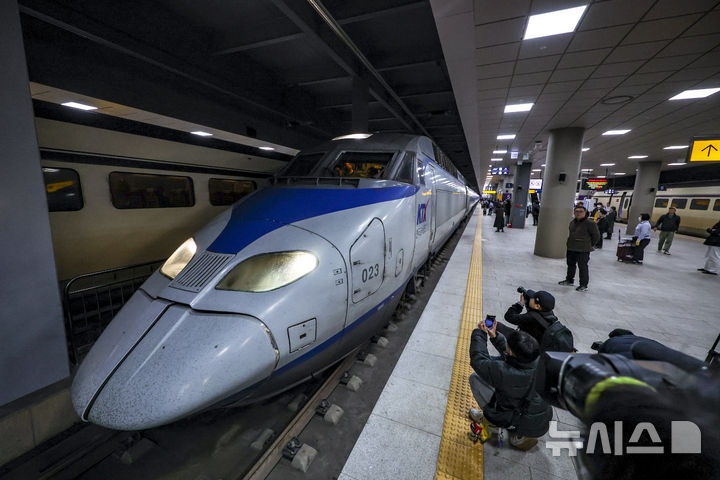 [서울=뉴시스] 정병혁 기자 = 25일 서울 강남구 수서역에 도착한 부산발 KTX가 승강장으로 들어서고 있다. 이날부터 국내 양대 고속철도인 KTX와 SRT의 통합을 앞두고 KTX 철도차량을 수서역에, SRT 철도차량을 서울역에 투입하는 시범 교차운행이 시작됐다. 2026.02.25. jhope@newsis.com