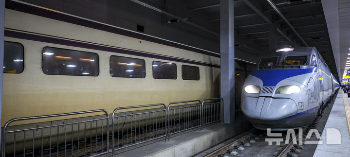 [서울=뉴시스] = KTX가 승강장으로 들어서는 모습. 이 사진은 기사와 무관합니다.(뉴시스DB)