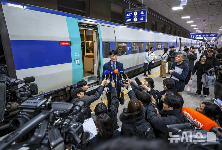 [서울=뉴시스] 정병혁 기자 = 김필종 KTX 열차팀장이 25일 서울 강남구 수서역에 도착한 부산발 KTX 앞에서 소감을 밝히고 있다. 이날부터 국내 양대 고속철도인 KTX와 SRT의 통합을 앞두고 KTX 철도차량을 수서역에, SRT 철도차량을 서울역에 투입하는 시범 교차운행이 시작됐다. 2026.02.25. jhope@newsis.com