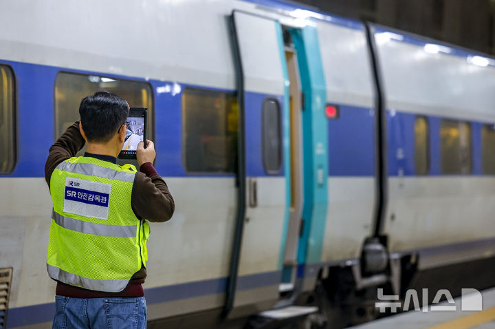 [서울=뉴시스] 정병혁 기자 = 25일 서울 강남구 수서역에서 SR안전감독관이 승강장에 도착한 부산발 KTX의 사진을 찍고 있다. 이날부터 국내 양대 고속철도인 KTX와 SRT의 통합을 앞두고 KTX 철도차량을 수서역에, SRT 철도차량을 서울역에 투입하는 시범 교차운행이 시작됐다. 2026.02.25. jhope@newsis.com