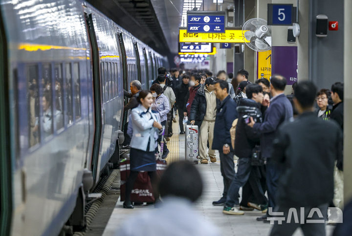 [서울=뉴시스] 정병혁 기자 = 25일 서울 강남구 수서역에 도착한 부산발 KTX에서 승객들이 내리고 있다. 이날부터 국내 양대 고속철도인 KTX와 SRT의 통합을 앞두고 KTX 철도차량을 수서역에, SRT 철도차량을 서울역에 투입하는 시범 교차운행이 시작됐다. 2026.02.25. jhope@newsis.com