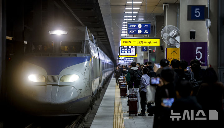 [서울=뉴시스] 정병혁 기자 = 25일 서울 강남구 수서역에 도착한 부산발 KTX가 승강장으로 들어서고 있다. 이날부터 국내 양대 고속철도인 KTX와 SRT의 통합을 앞두고 KTX 철도차량을 수서역에, SRT 철도차량을 서울역에 투입하는 시범 교차운행이 시작됐다. 2026.02.25. jhope@newsis.com