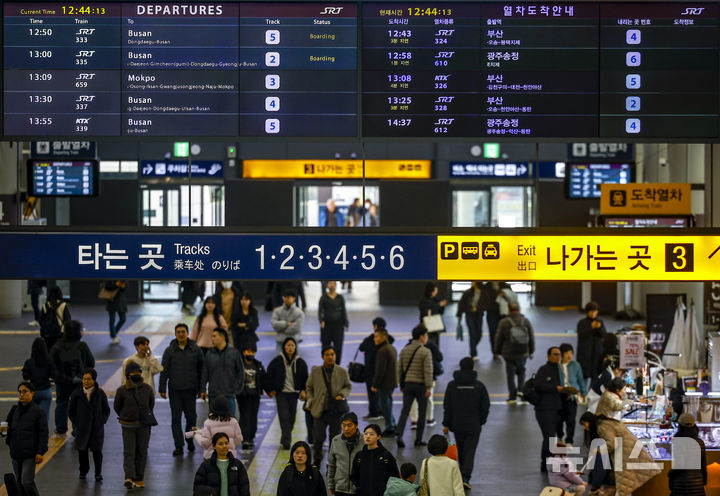[서울=뉴시스] 정병혁 기자 = KTX-SRT 시범 교차운행이 시작된 25일 서울 강남구 수서역 전광판에 KTX 운행 안내문이 나오고 있다. 이날부터 국내 양대 고속철도인 KTX와 SRT의 통합을 앞두고 KTX 철도차량을 수서역에, SRT 철도차량을 서울역에 투입하는 시범 교차운행이 시작됐다. 2026.02.25. jhope@newsis.com