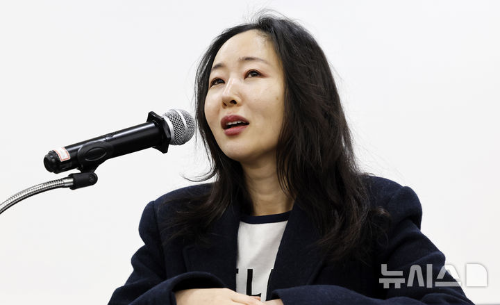 [서울=뉴시스] 김혜진 기자 = 민희진 오케이 레코즈 대표가 25일 서울 종로구 교원 챌린지홀에서 열린 1심 소송 결과와 향후 계획 등 발표를 위한 기자회견에서 발언하고 있다. 2026.02.25. jini@newsis.com