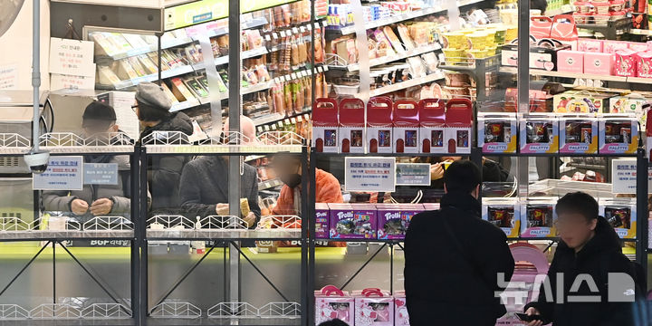 [수원=뉴시스] 김종택 기자 = 25일 경기 수원시 한 편의점에서 시민들이 간편식으로 점심을 먹고 있다. 2026.02.25. jtk@newsis.com