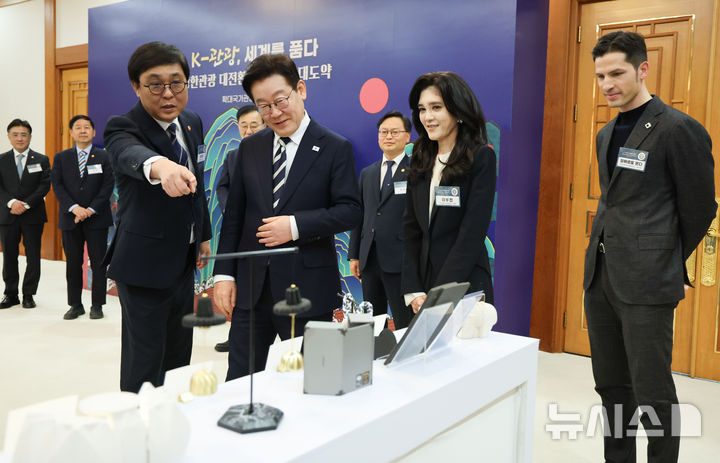 [서울=뉴시스] 최동준 기자 = 이재명 대통령이 25일 청와대에서 열린 '확대 국가관광전략회의'에서 최휘영 문화체육관광부 장관, 이부진 한국방문의해위원장, 알베르토 몬디 주한이탈리아상공회의소 부회장과 대한민국 관광공모전 기념품 부문 수상작 전시를 관람하고 있다. (청와대통신사진기자단) 2026.02.25. photocdj@newsis.com