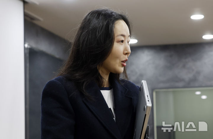 [서울=뉴시스] 김혜진 기자 = 민희진 오케이 레코즈 대표가 25일 서울 종로구 교원 챌린지홀에서 열린 1심 소송 결과와 향후 계획 등 발표를 위한 기자회견에서 발언을 마친 뒤 회견장을 나서고 있다. 2026.02.25. jini@newsis.com